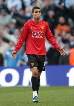 化身电竞少年，维尼修斯晒照准备在使命召唤中大展身手（维尼修斯晒照变身电竞少年，欲在《使命召唤》中大显身手）