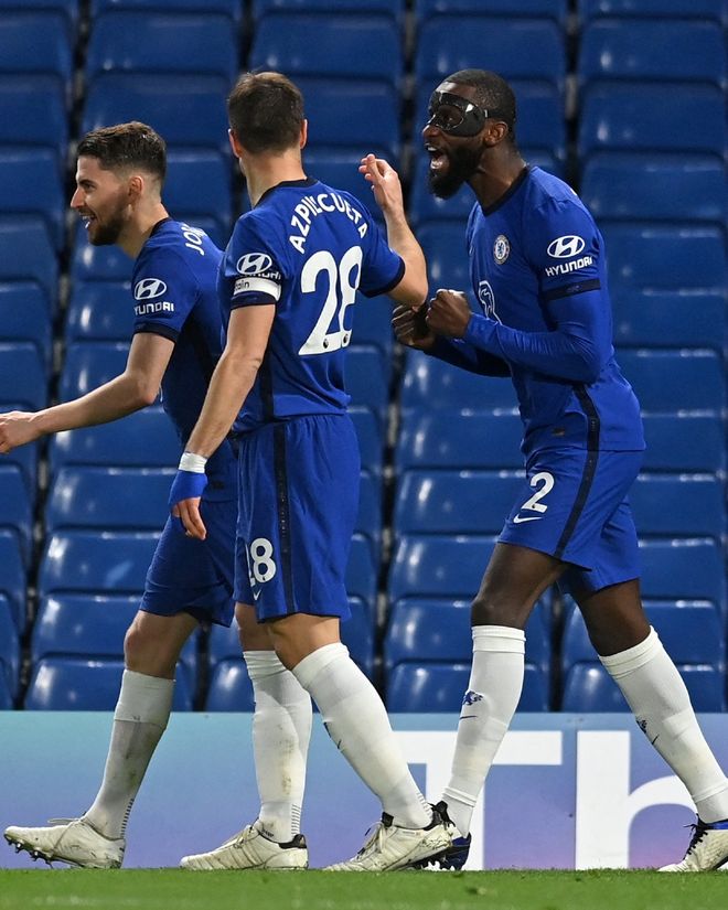 利物浦2-2热刺欧冠小组赛焦点战（欧冠小组赛焦点对决： 利物浦2-2战平热刺）