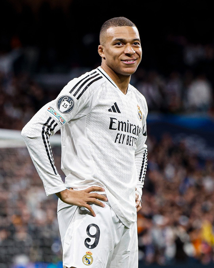 齐达内访华与樊振东互动，展现球技，赞其乒乓球成就，两人友好交流，共话皇马。（齐达内访华与樊振东同台互动，秀球技点赞其乒乓成就，友好交流共话皇马）