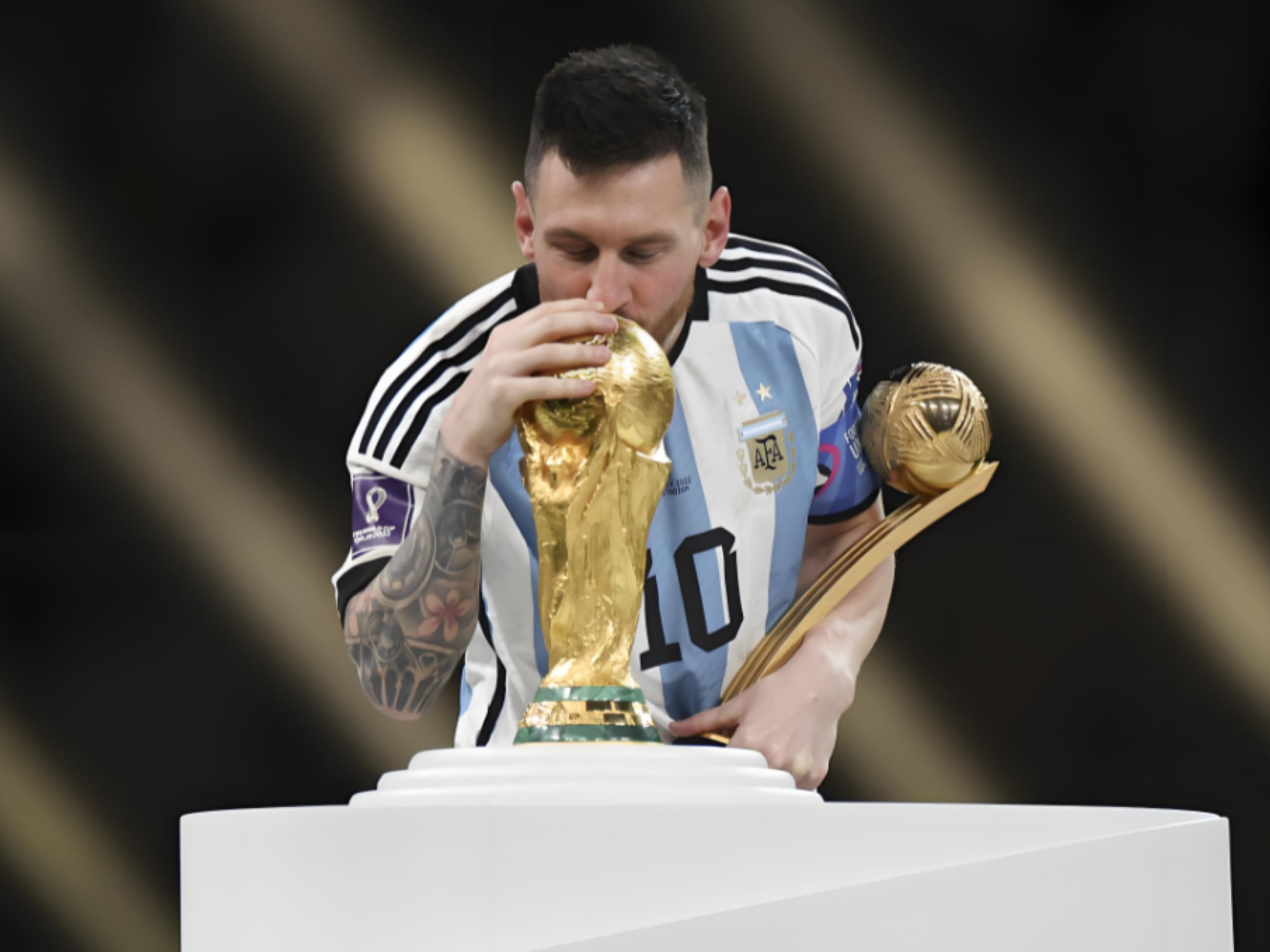 巴萨4人面临黄牌停赛风险：卡萨多、德容、费尔明和亚马尔（巴萨四将接近停赛边缘：卡萨多、德容、费尔明与亚马尔均差一黄）