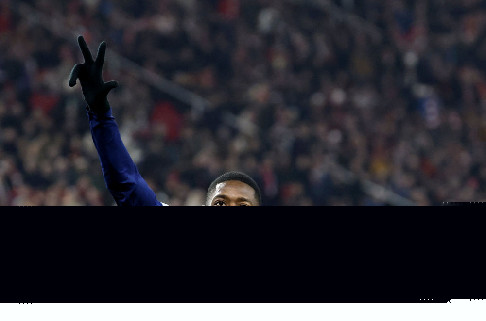 师徒重聚，阿隆索与维尔茨赛后拥抱致意，后者赠出比赛球衣（师徒再会，阿隆索赛后与维尔茨相拥，维尔茨赠球衣致意）