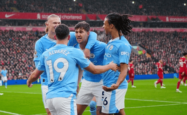 这雪有点大，欧冠赛前一名挪威记者在博德闪耀的球场边线处滑雪（大雪纷飞，欧冠赛前挪威记者在博德闪耀场边滑雪）