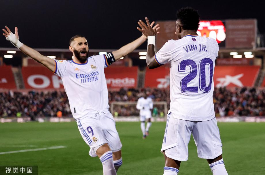 赛前梅州球迷晒多幅Tifo，致敬投资人魏晋平与梅州全体队员（梅州球迷赛前展示多幅Tifo，向投资人魏晋平及全队致敬）