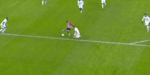 萨勒马克尔斯比赛里与裁判对峙，还被裁判踢了一脚（萨勒马克尔斯赛中与裁判对峙，竟被裁判踢了一脚）